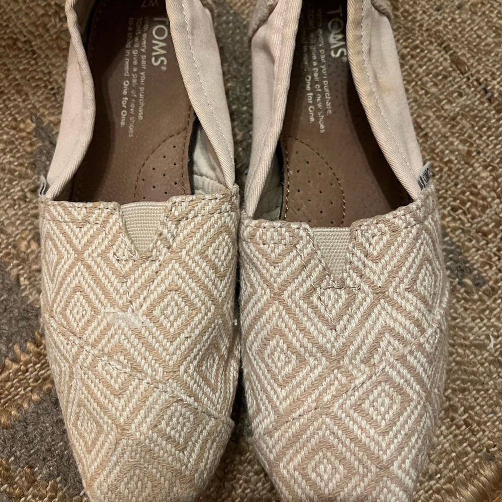 Toms Sz 7 shoes